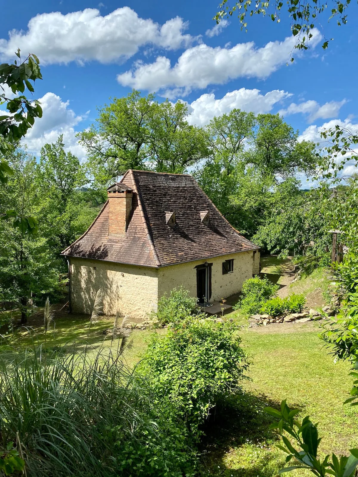 La maison vue du jardin